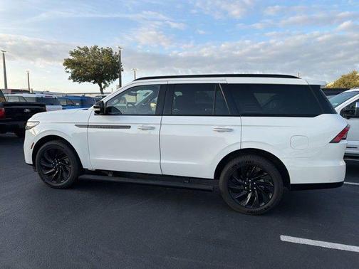 White Metallic 2025 Lincoln Navigator Reserve