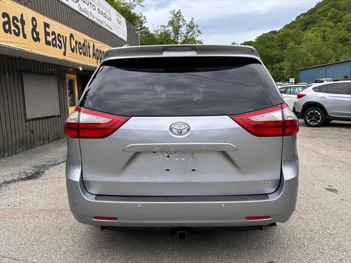 2017 Toyota Sienna XLE