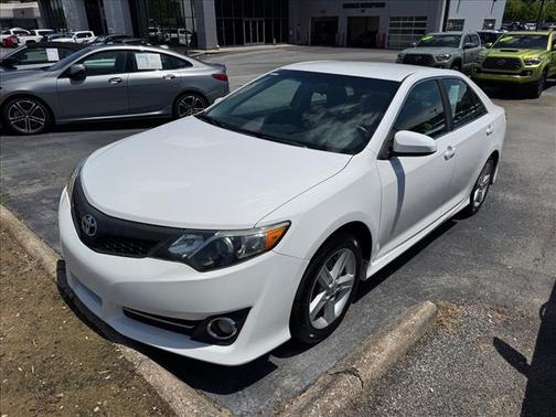 Super White 2014 Toyota Camry SE
