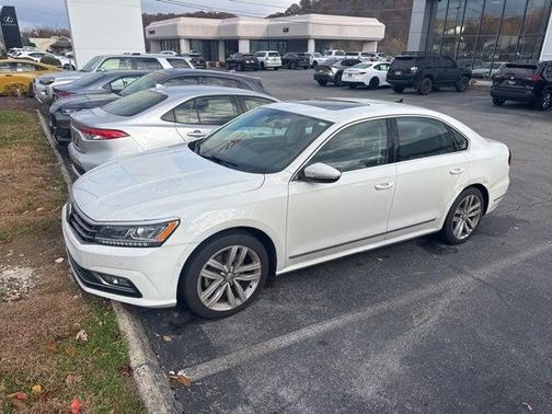 2017 Volkswagen Passat 1.8T SEL Premium