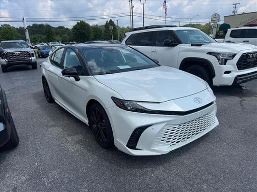 Wind Chill Pearl/Midnight Black Metallic 2025 Toyota Camry XSE