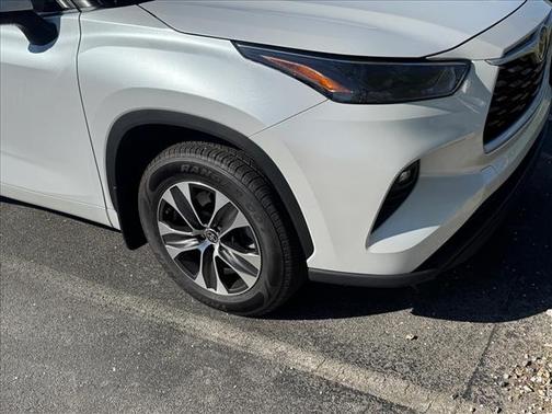 Wind Chill Pearl 2023 Toyota Highlander XLE