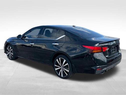 Super Black 2019 Nissan Altima 2.5 Platinum