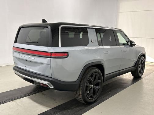 2023 Rivian R1S Adventure Package