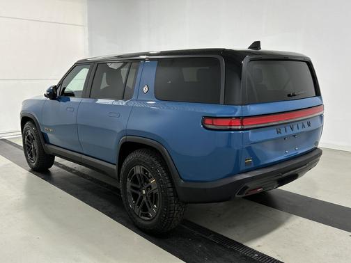 2025 Rivian R1S Ascend trim