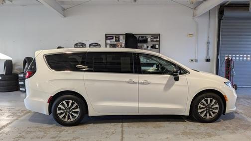 2024 Chrysler Pacifica Hybrid Select