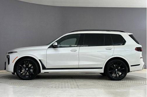 Mineral White Metallic 2024 BMW X7 xDrive40i