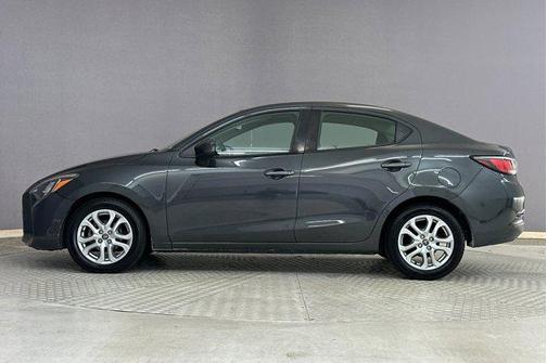 Graphite 2017 Toyota Yaris iA Base