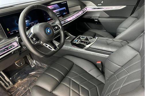 Black Sapphire Metallic 2024 BMW i7 xDrive60