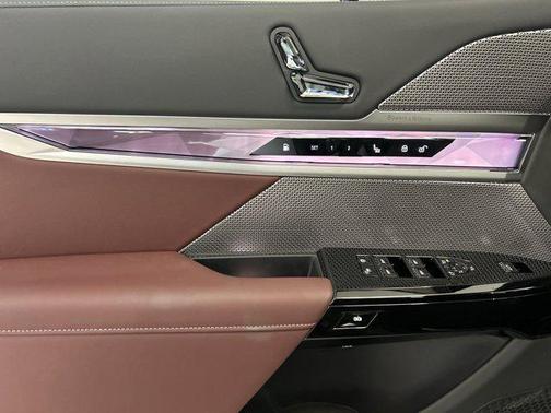 2025 BMW 750e i xDrive