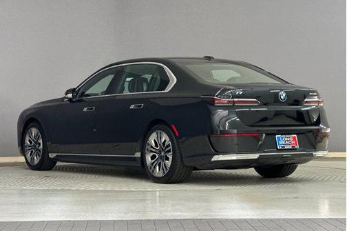 Black Sapphire Metallic 2024 BMW i7 xDrive60
