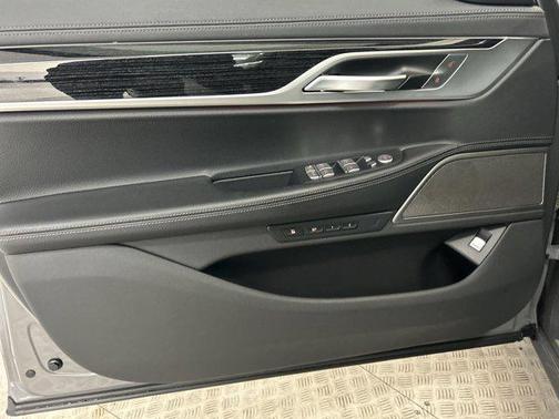 2022 BMW 740 i