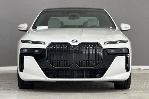 Mineral White Metallic 2026 BMW i7 eDrive50