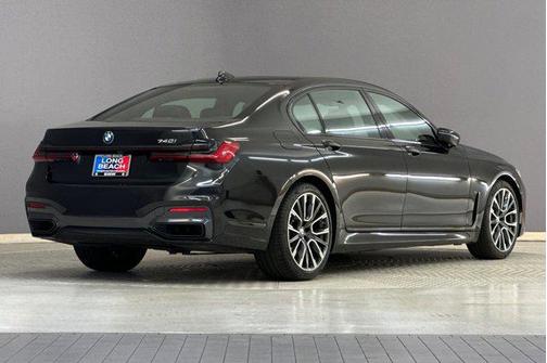 2022 BMW 740 i