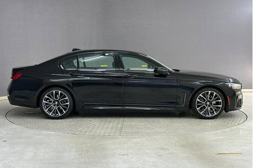 2022 BMW 740 i