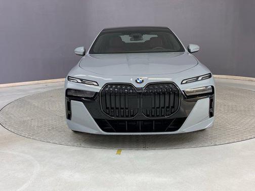 2025 BMW 740 i