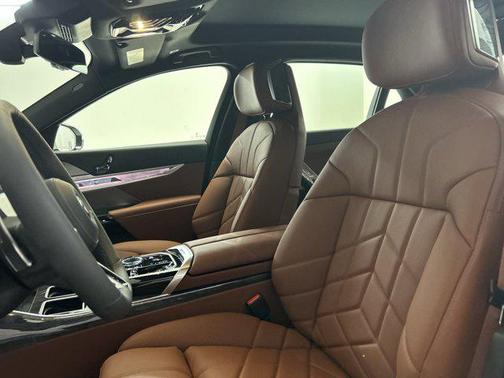 2025 BMW 740 i