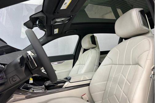 Black Sapphire Metallic 2026 BMW i7 eDrive50