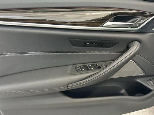 2022 BMW 530 i