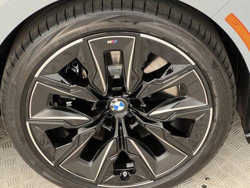 2025 BMW 740 i