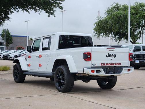 Bright White Clearcoat 2023 Jeep Gladiator Overland