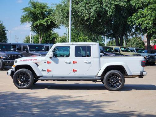 Bright White Clearcoat 2023 Jeep Gladiator Overland