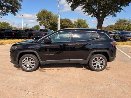 Diamond Black Crystal Pearlcoat 2023 Jeep Compass Latitude Lux