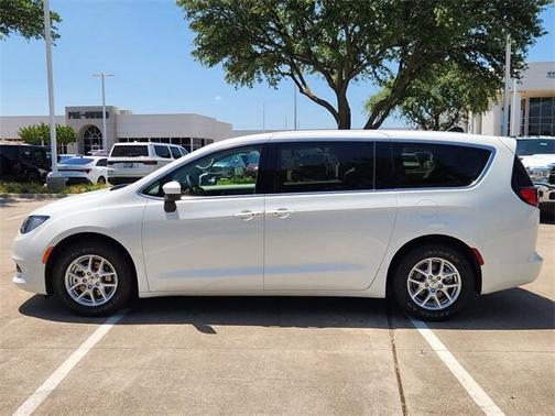 2023 Chrysler Voyager LX