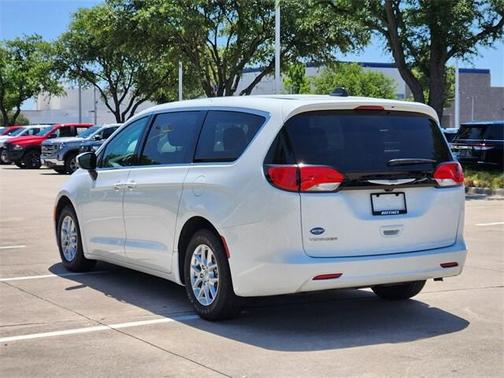 2023 Chrysler Voyager LX