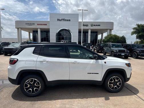 Bright White Clearcoat 2025 Jeep Compass Trailhawk