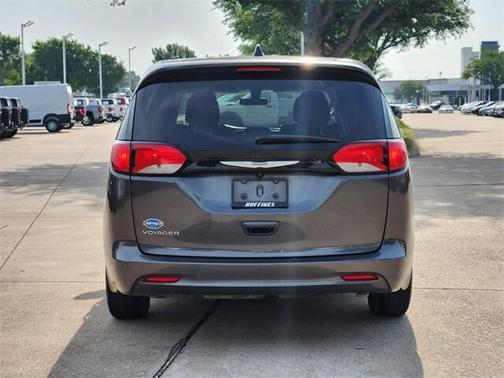 2022 Chrysler Voyager LX