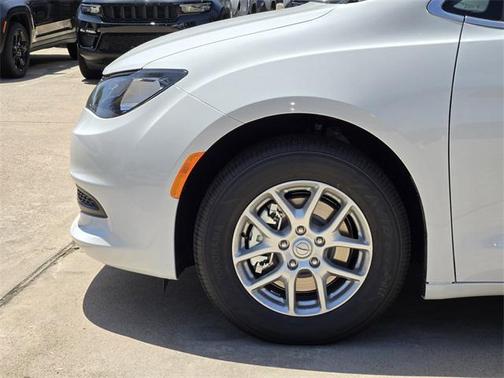 2025 Chrysler Voyager LX