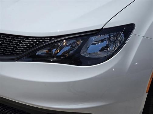 2025 Chrysler Voyager LX