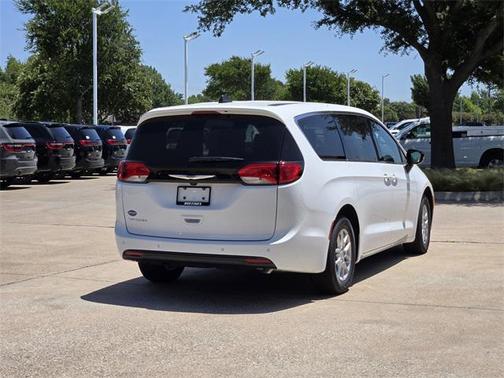 2025 Chrysler Voyager LX