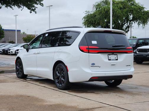 Bright White Clearcoat 2026 Chrysler Pacifica Limited