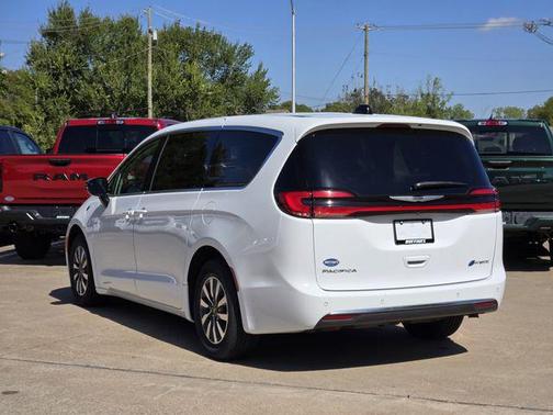 Bright White Clearcoat 2024 Chrysler Pacifica Hybrid Select
