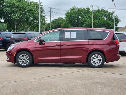 2023 Chrysler Voyager LX