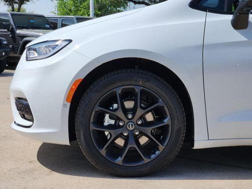 Bright White Clearcoat 2026 Chrysler Pacifica L