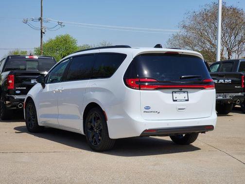 Bright White Clearcoat 2026 Chrysler Pacifica L