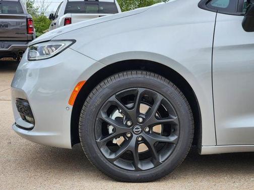 Silver Mist Clearcoat 2026 Chrysler Pacifica Limited