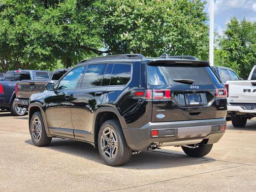 Diamond Black Crystal Pearlcoat 2026 Jeep Cherokee Laredo