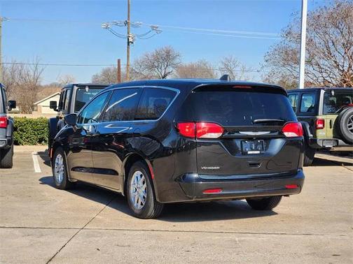 2023 Chrysler Voyager LX