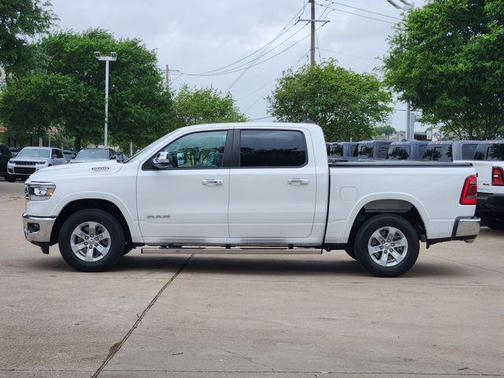 Ivory White Tri-Coat Pearlcoat 2022 RAM 1500 Laramie