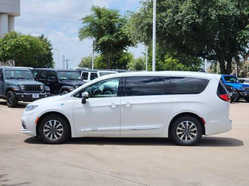 Bright White Clearcoat 2023 Chrysler Pacifica Hybrid Limited