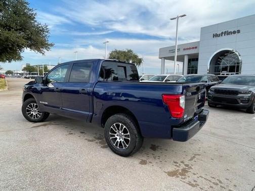 2023 Nissan Titan SV