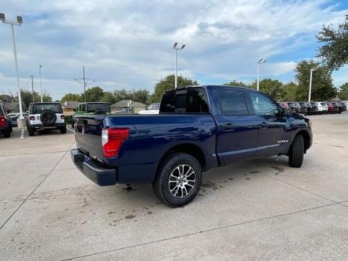 2023 Nissan Titan SV