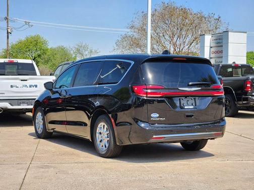 Diamond Black Crystal Pearlcoat 2026 Chrysler Pacifica L