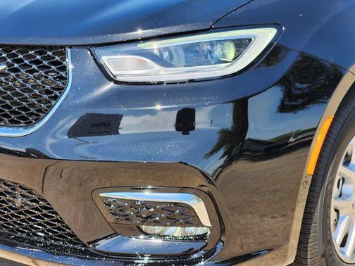 Diamond Black Crystal Pearlcoat 2026 Chrysler Pacifica L