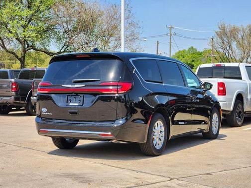 Diamond Black Crystal Pearlcoat 2026 Chrysler Pacifica L