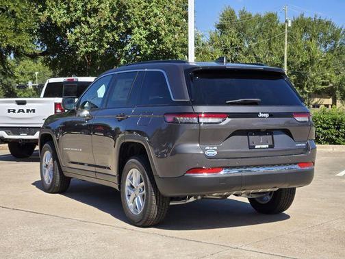 Baltic Gray Metallic Clearcoat 2026 Jeep Grand Cherokee Laredo